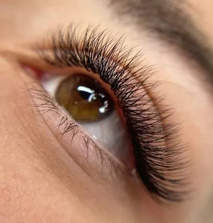 Cejas y pestañas en By Glow Benalmádena